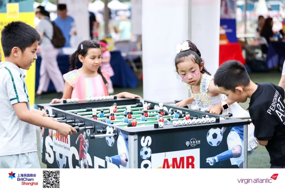 professional mover packing the boxes