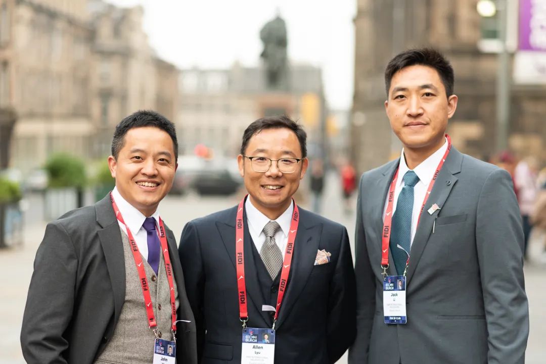 professional mover packing the boxes