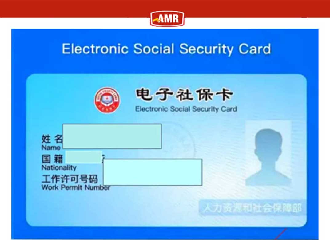 professional mover packing the boxes