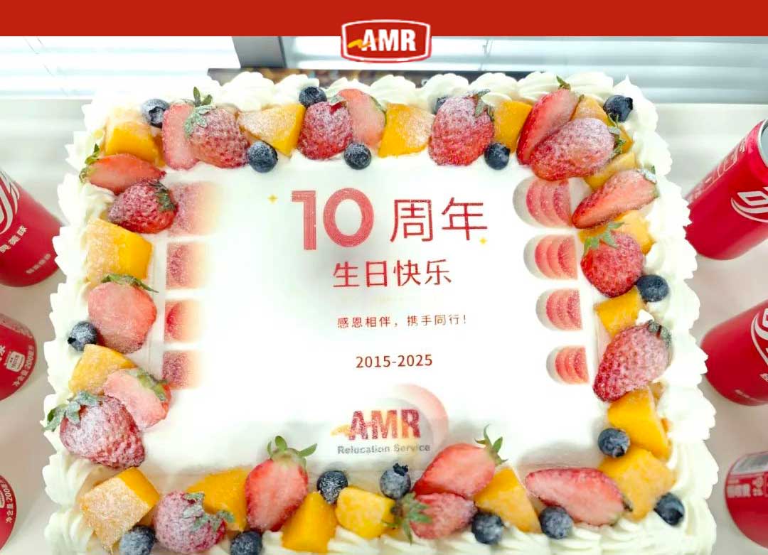 professional mover packing the boxes