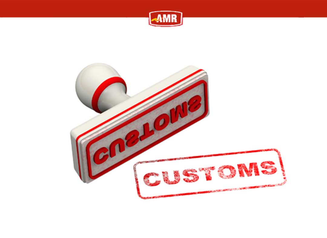 professional mover packing the boxes